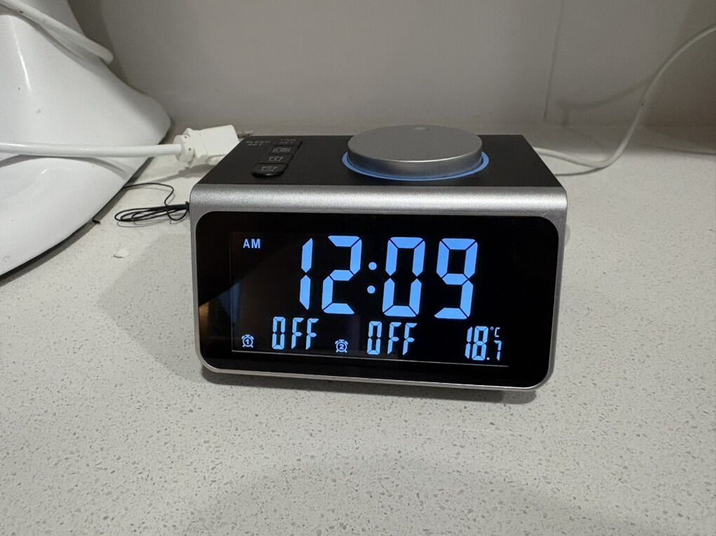 Digital alarm With FM Radio &USB And USB-C Charger