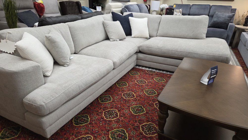 ️New 2-Piece Chaise Sectional

Gorgeous N