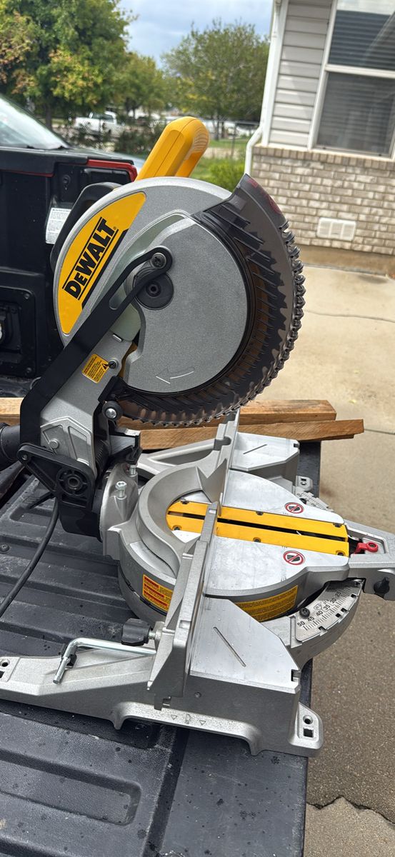 DeWalt DWS713 10" Compound Miter Saw - 15 Amp Corded Power Tool with 32T Blade