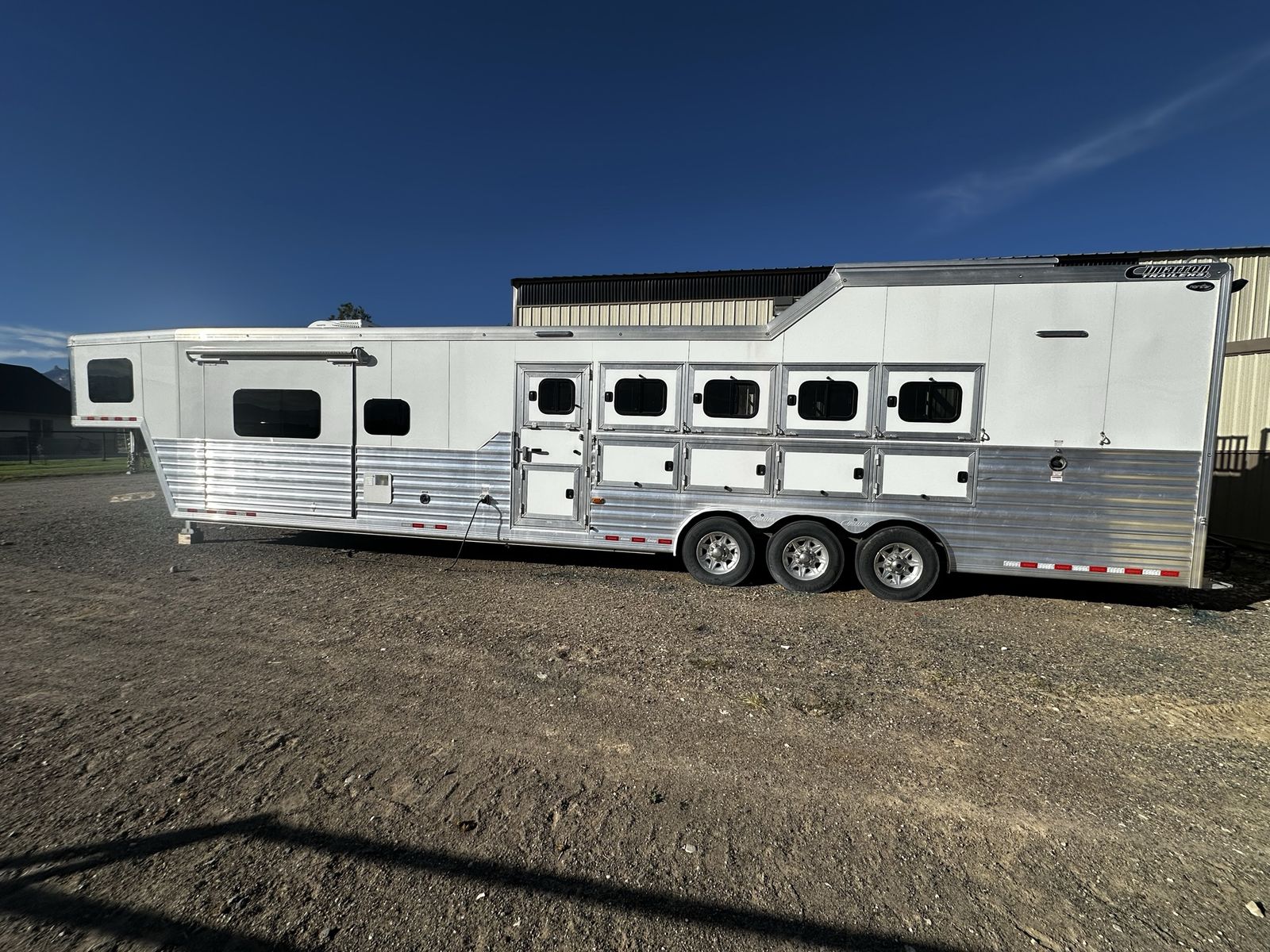 2021 5 Horse Cimarron living quarters trailer.