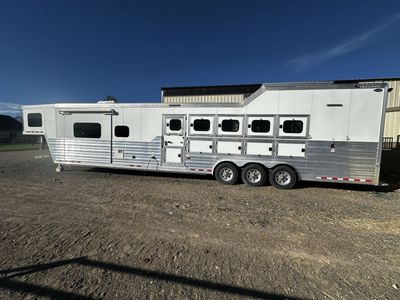 2021 5 Horse Cimarron living quarters trailer.
