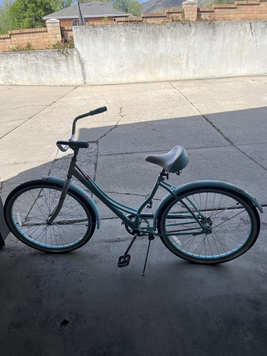 beach cruiser bicycle