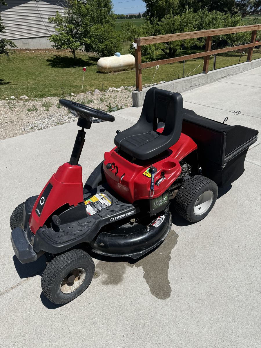 Troy Bilt TB30R riding lawn mower