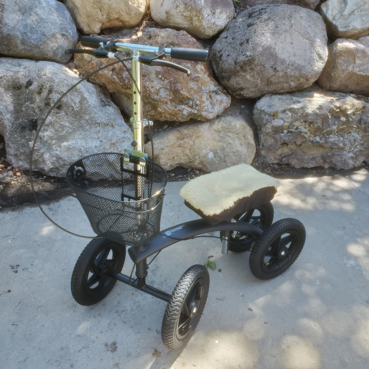 Like new - Rugged tire Knee Scooter