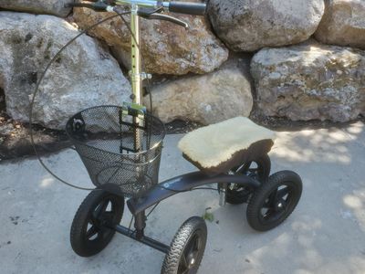 Like new - Rugged tire Knee Scooter
