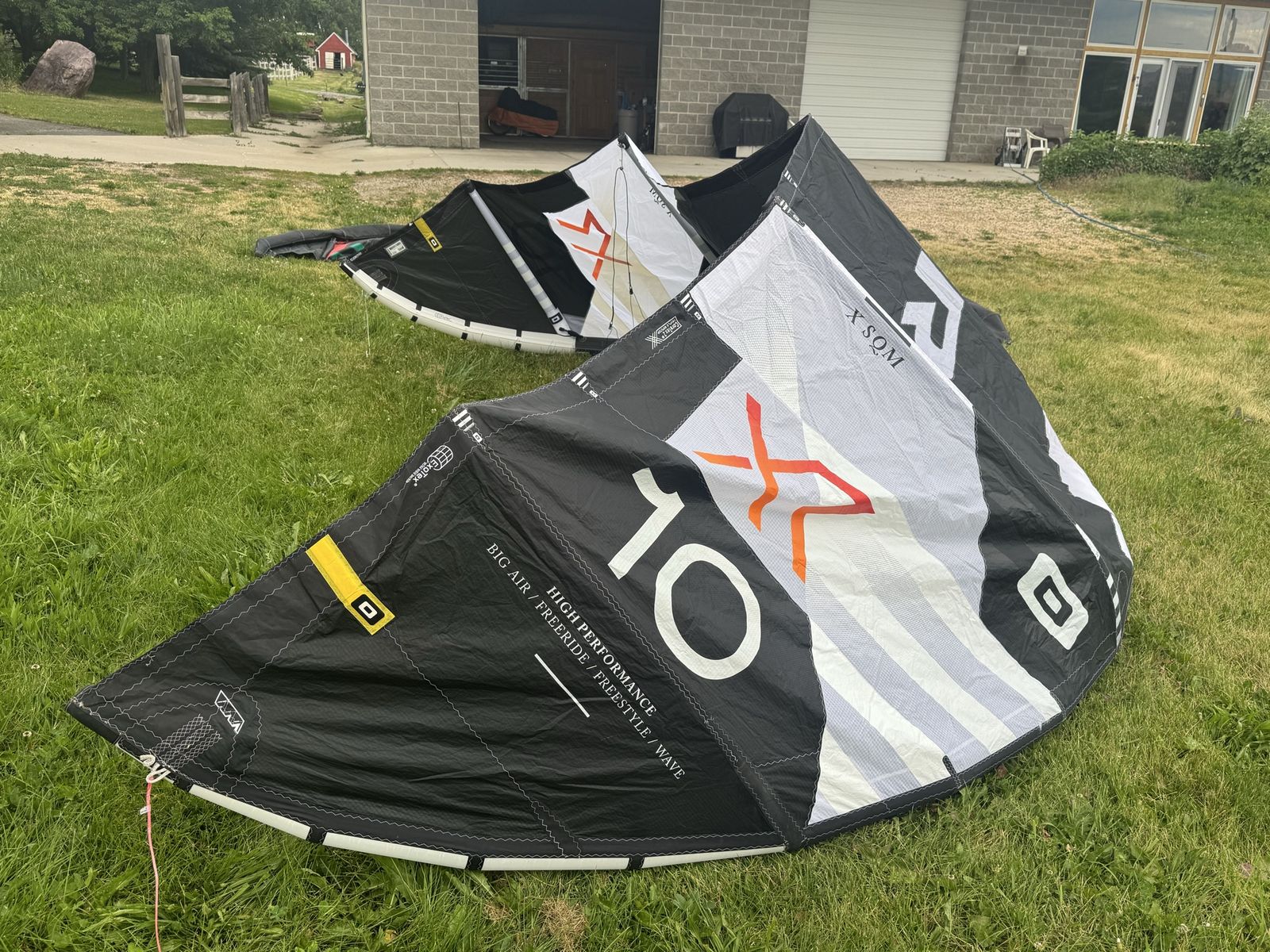 Kiteboarding / complete setup. 2 kites, control bar, harness and extras