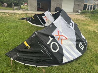Kiteboarding / complete setup. 2 kites, control bar, harness and extras