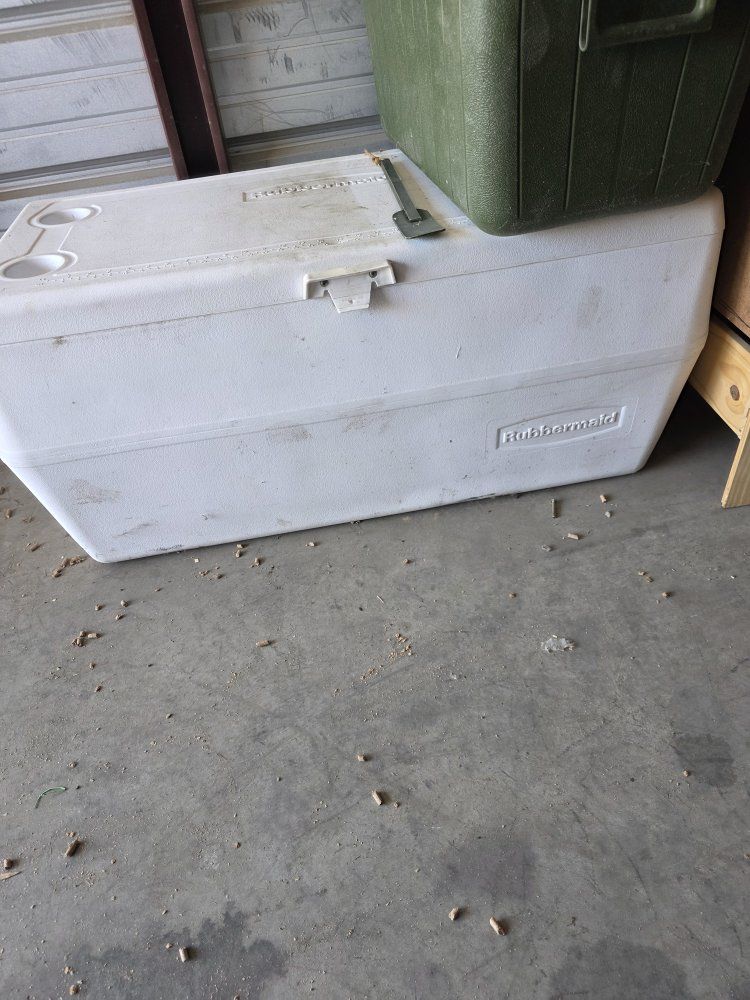 XL Rubbermaid cooler.