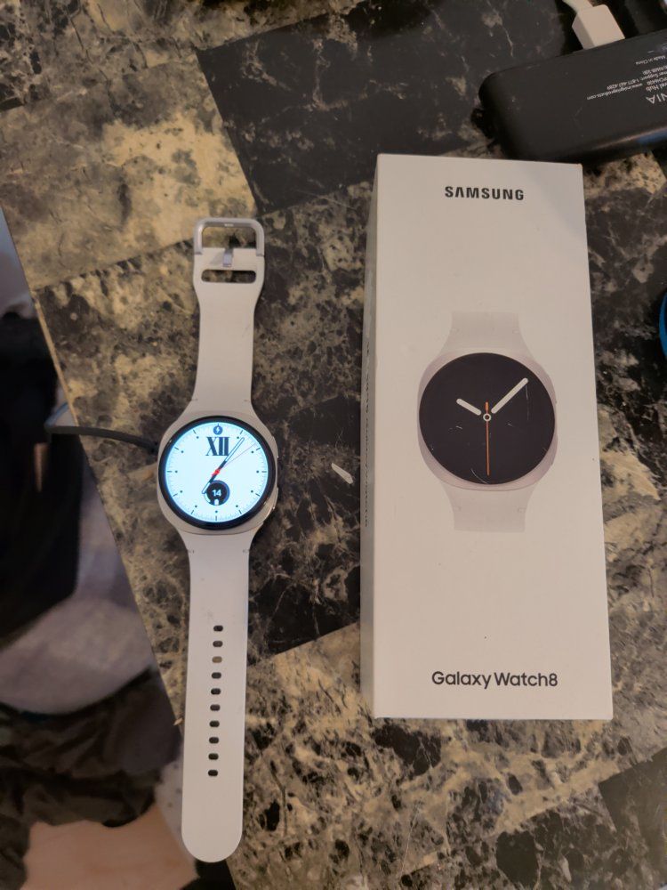 Samsung Galaxy Watch 8 40mm Silver Smartwatch with White Band WIFI
