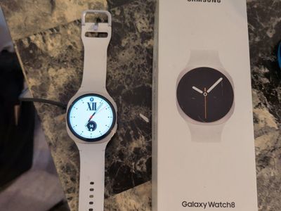 Samsung Galaxy Watch 8 40mm Silver Smartwatch with White Band WIFI