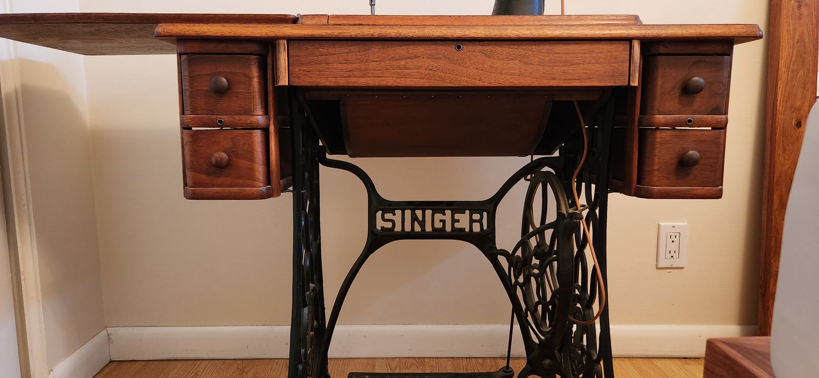 1925 Singer sewing machine in cabinet
