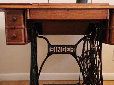 1925 Singer sewing machine in cabinet