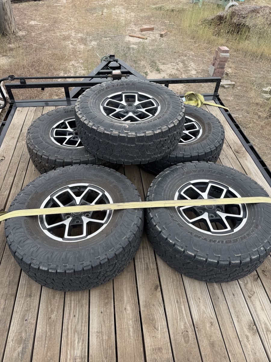 35” Toyo Open Country tires with Rubicon wheels