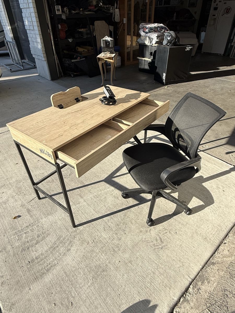 Light Wood Desk with Storage Drawer and Mesh Office Chair Set