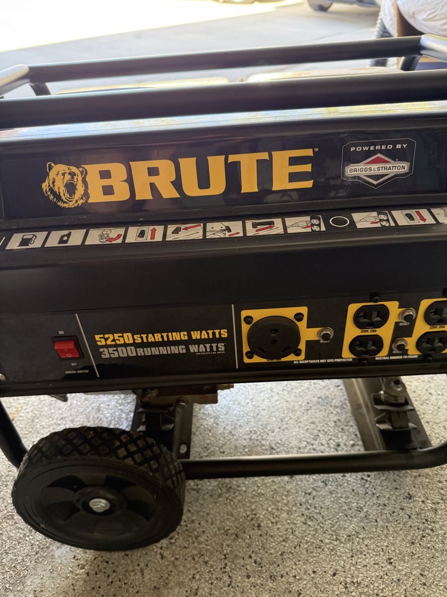 Brute 5250/3500W Portable Generator Powered by Briggs & Stratton
