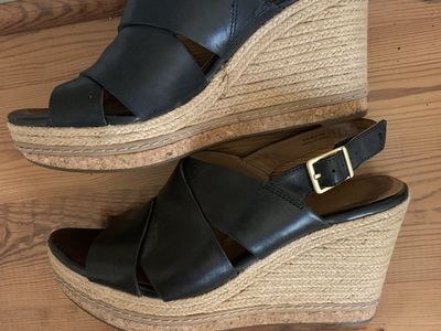 Claris’s sandals