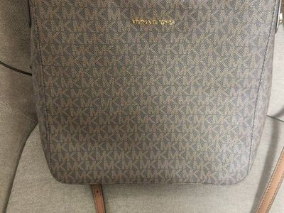 Michael Kors Jet Set Travel LG Messenger Bag Purse