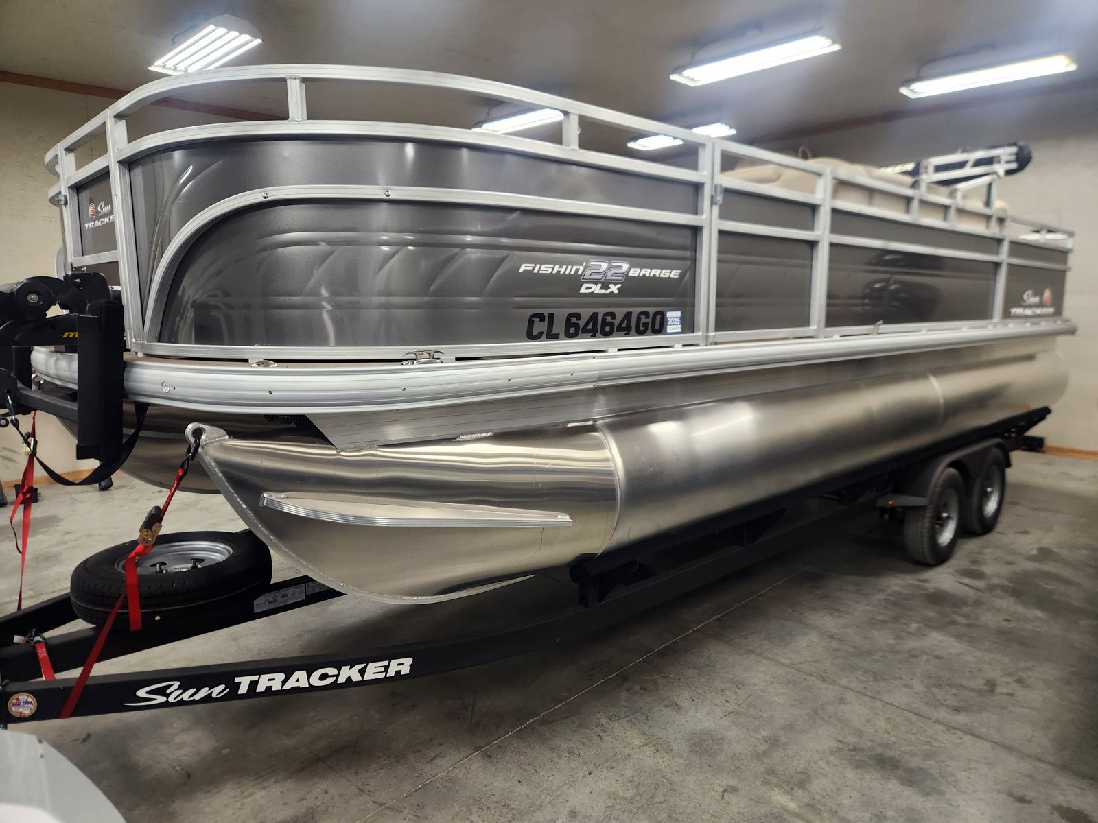 Sun Tracker Fishin Barge 22 DLX