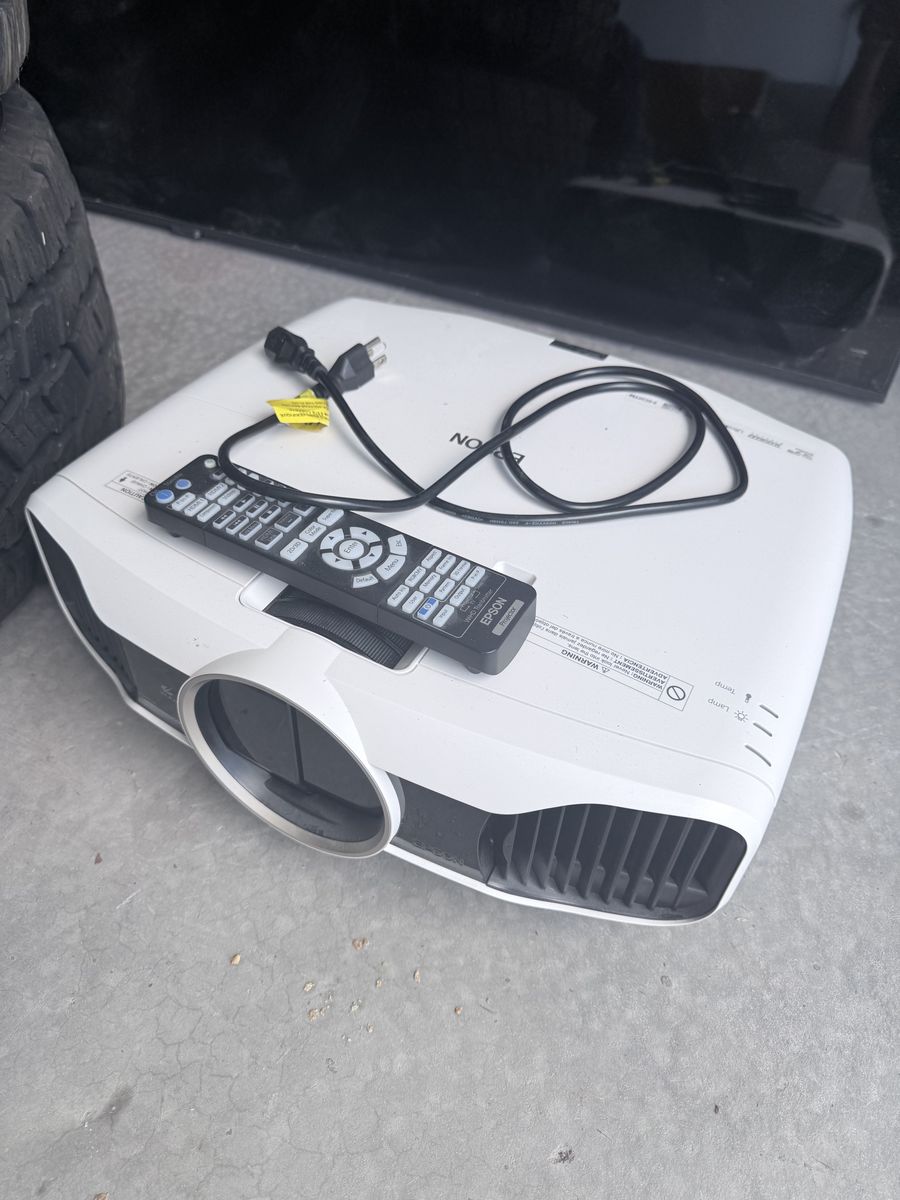 Epson PowerLite Home Cinema 5030UB 1080p 3LCD Home Theater Projector + Remote