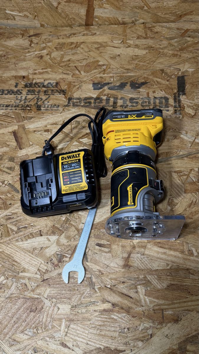 Router Dewalt with battery and charger