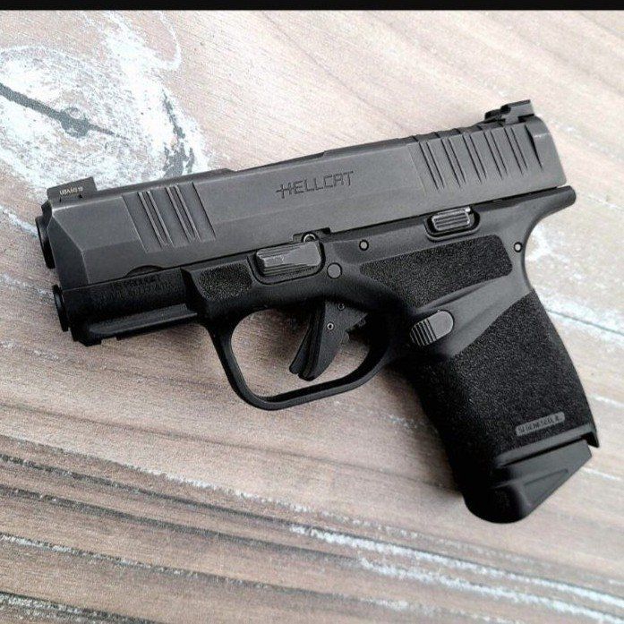 Springfield Armory Hellcat Semi-Automatic Handgun Black
3 15 round mags
1 13
1 11
