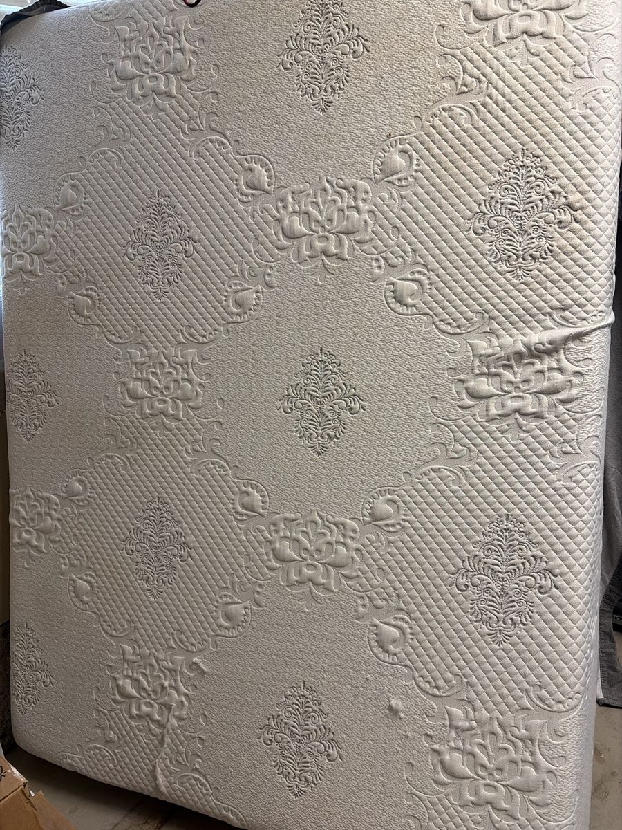 White Embossed Damask Pattern Mattress
