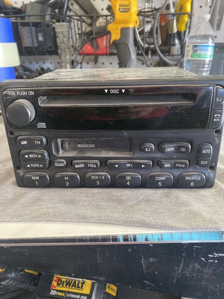 2000 Ford Excursion Radio/ CD/ Casette