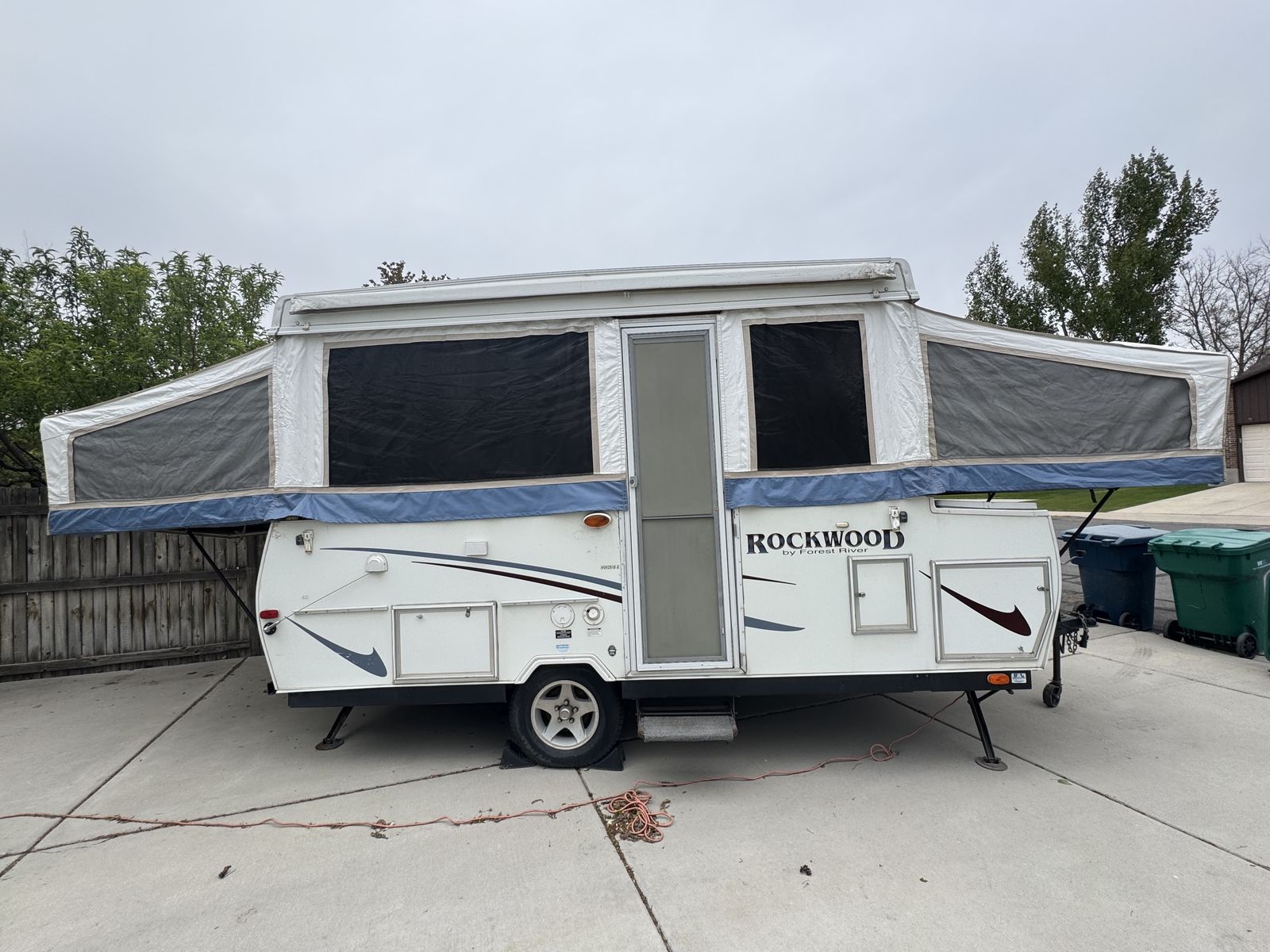 2004 Rockwood by Forest River Premier Series 2516G is a pop-up camping trailer