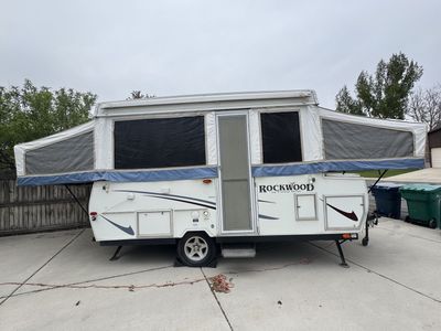 2004 Rockwood by Forest River Premier Series 2516G is a pop-up camping trailer
