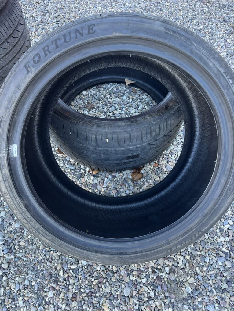 305/30ZR19 Fortune Viento Tires