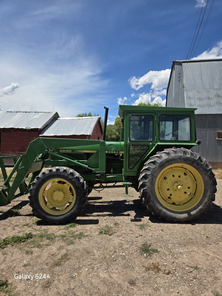 John Deere 2940 Tractor