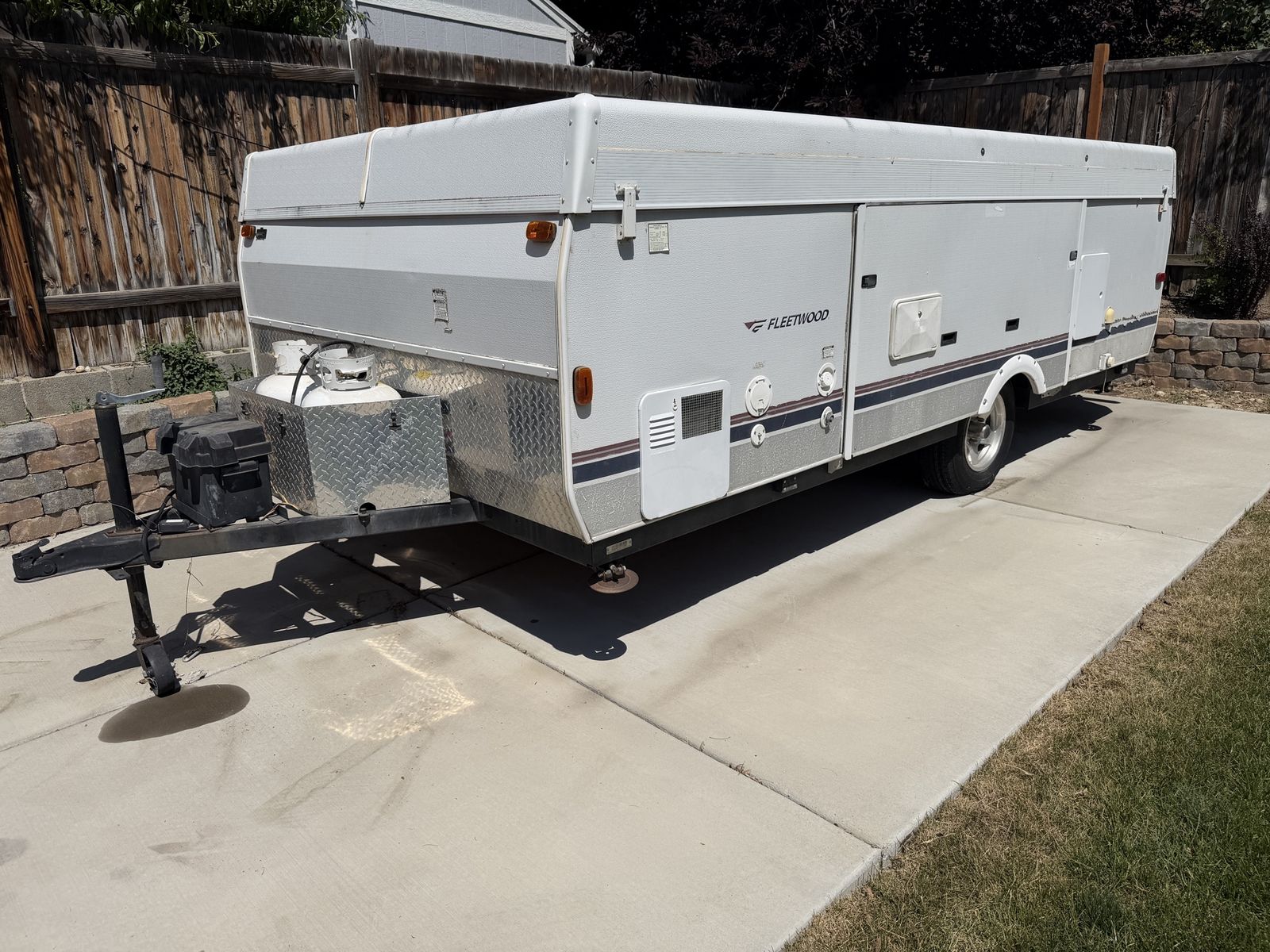 2005 Fleetwood Niagara Tent Trailer - Single Owner, 26ft, Well-Maintained Pop-Up Camper