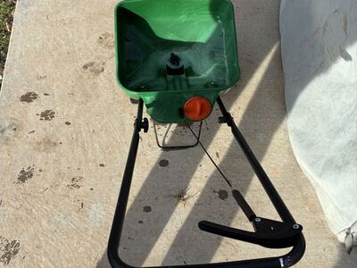 Scotts Spreader Grass Seed Salt Fertilizer