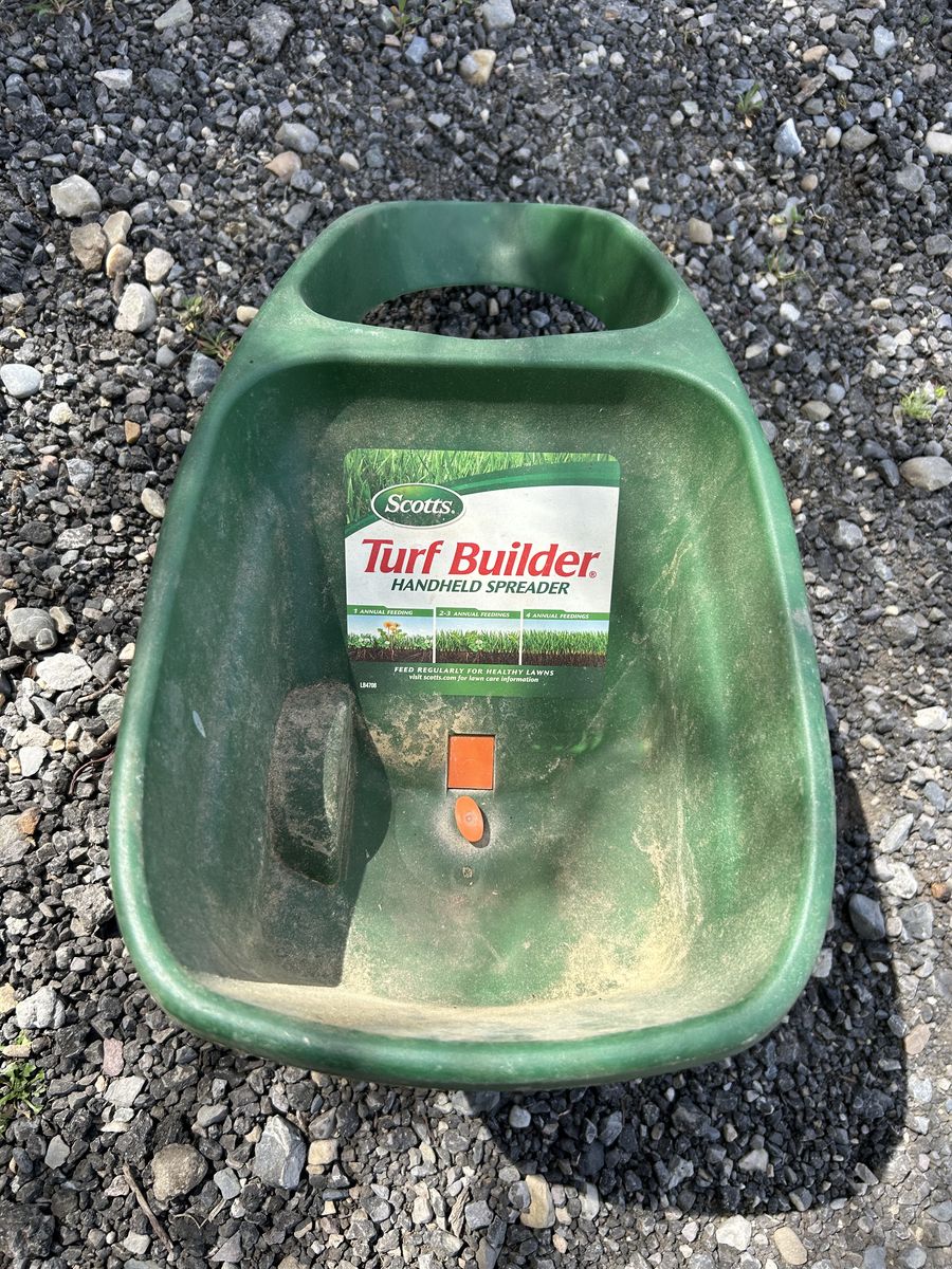 Scott’s Handheld Fertilizer Spreader Turf Builder