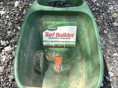 Scott’s Handheld Fertilizer Spreader Turf Builder
