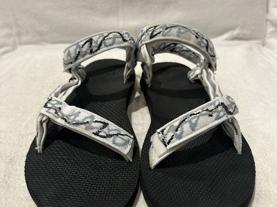Teva women’s size 10 creme with gray and black swirls beach sandals