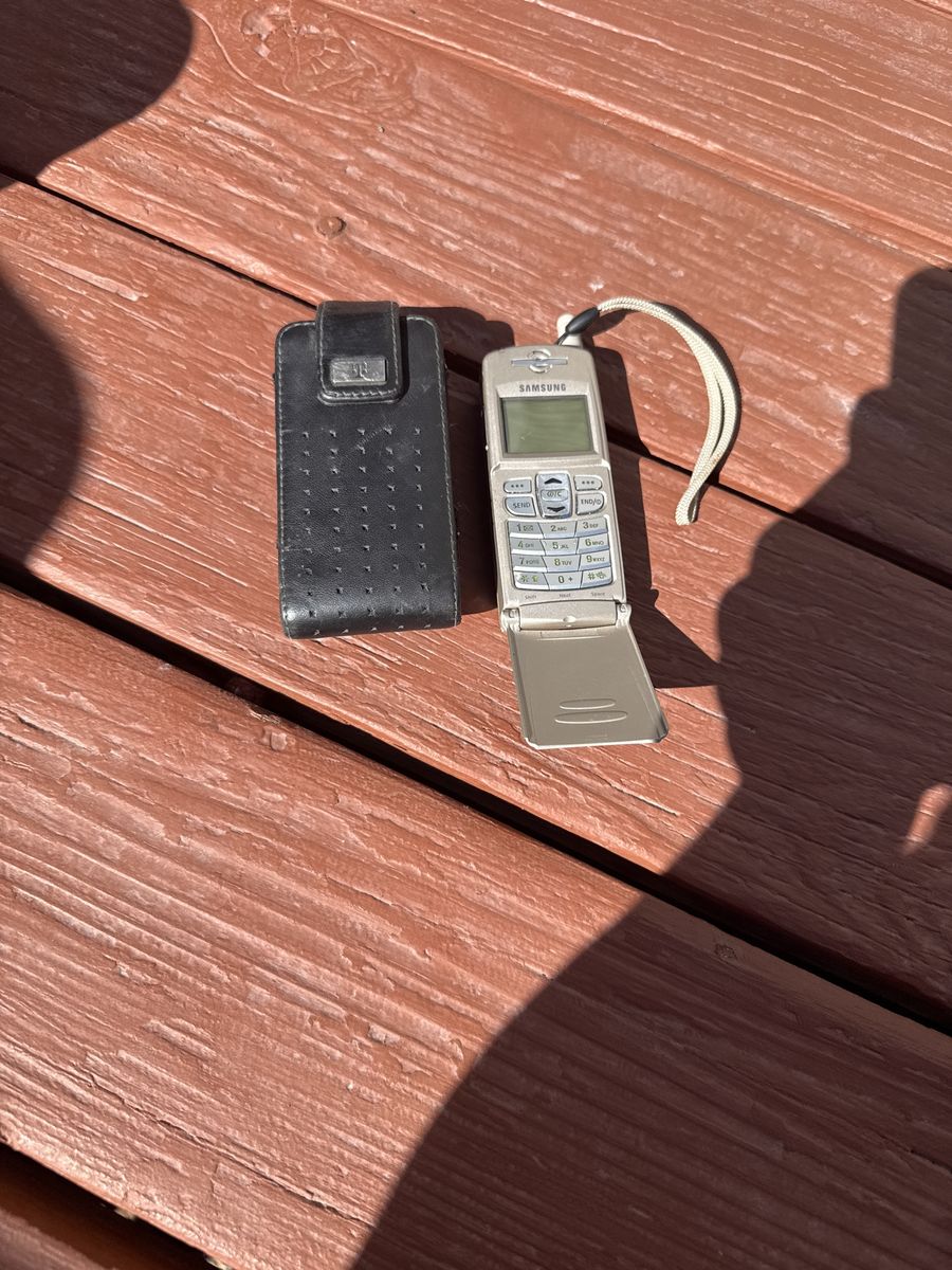 Vintage Samsung Flip Phone (SGH-R225) with Leather Case - Early 2000s Cellular Device
