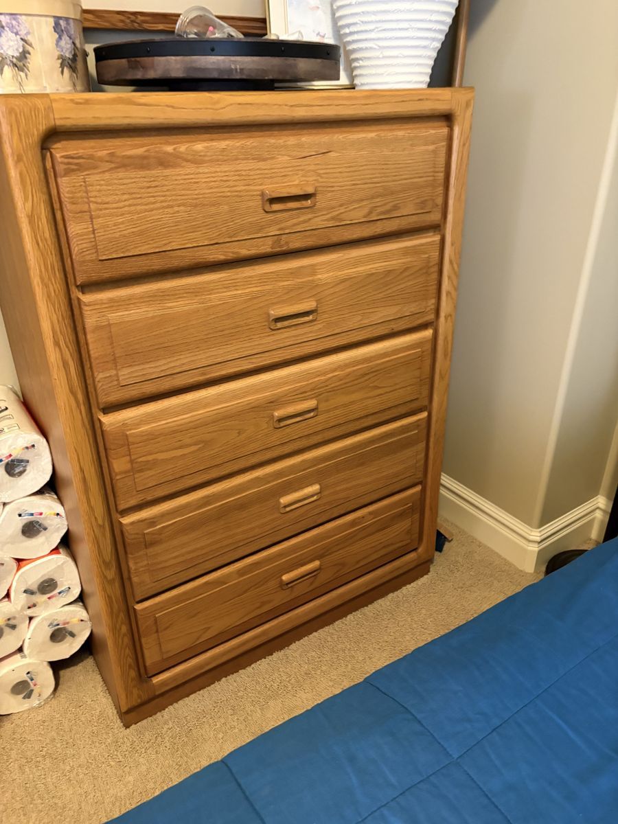 Stanley solid wood 5 drawer upright dresser $200 cash/venmo in Draper