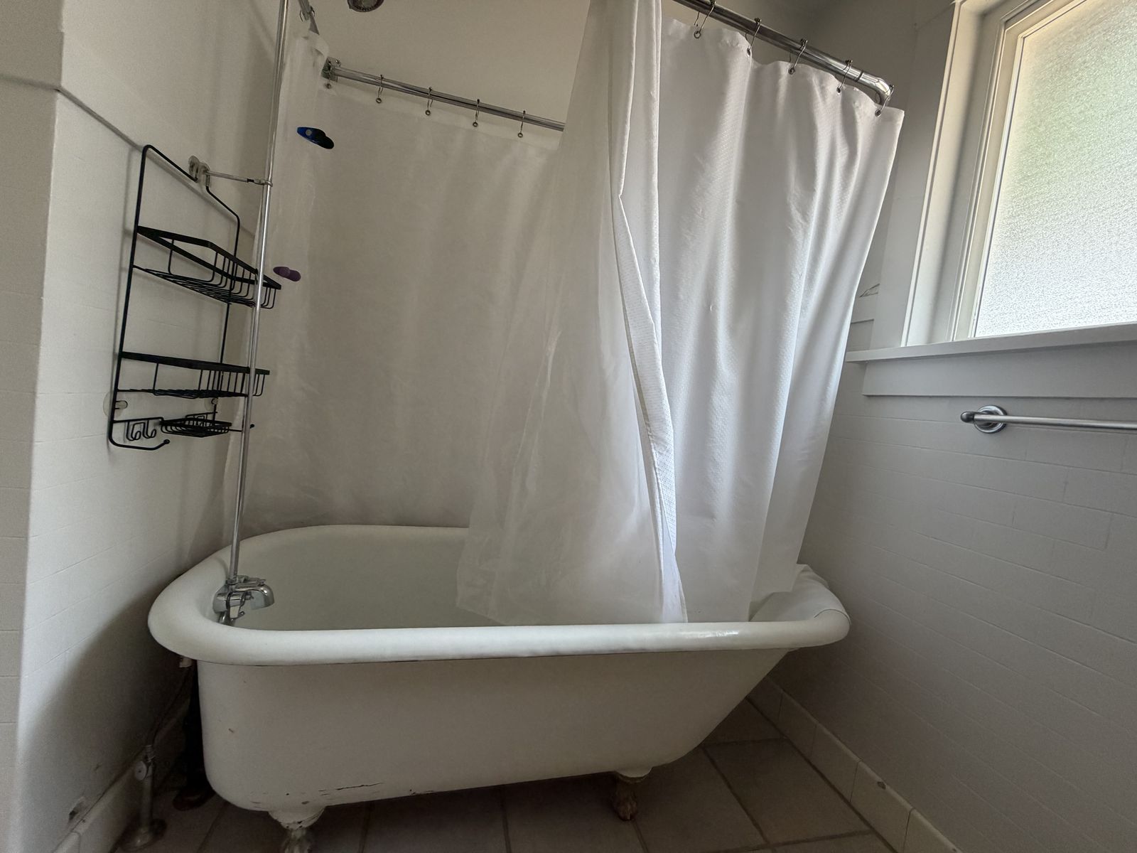 Clawfoot tub 67 inches