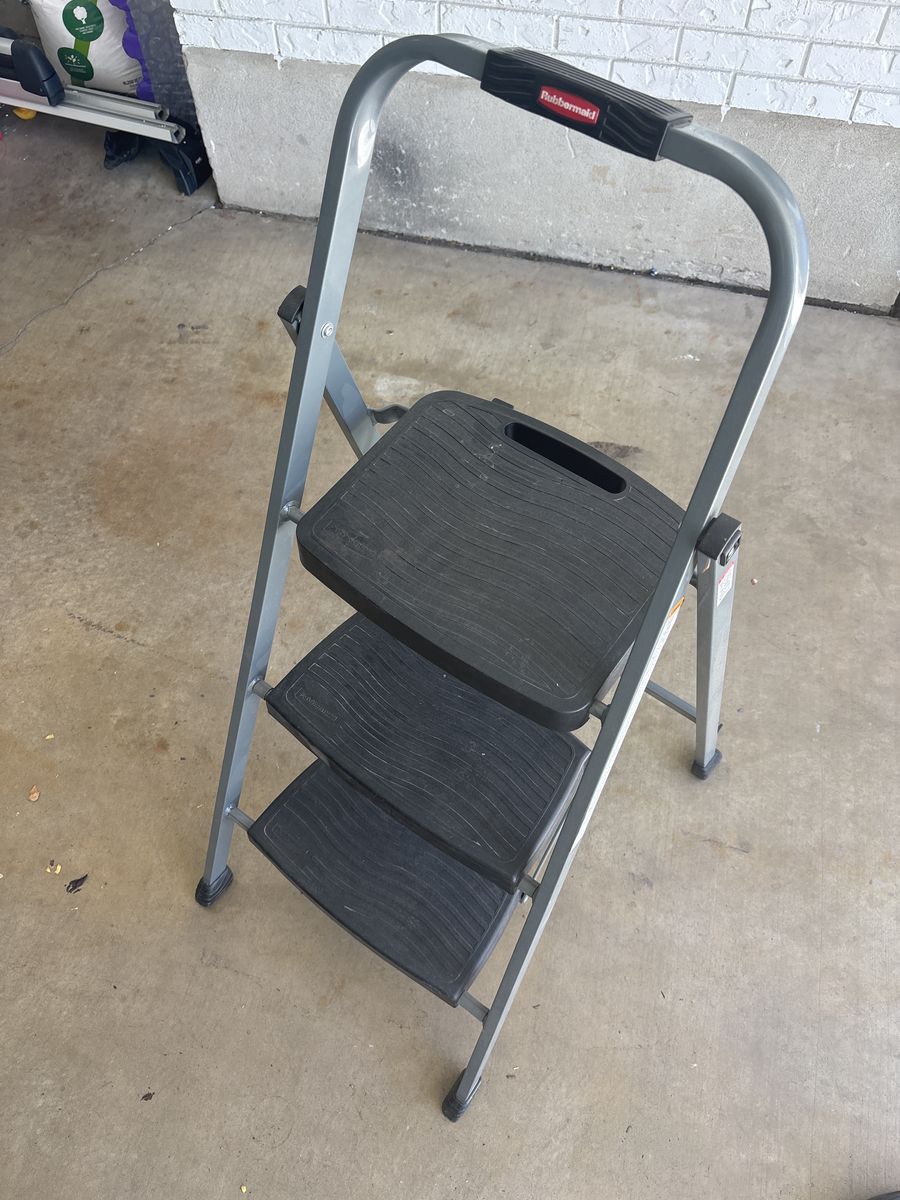 Rubbermaid Gray 3-Step Folding Plastic Step Stool with 225 lbs. Load Capacity