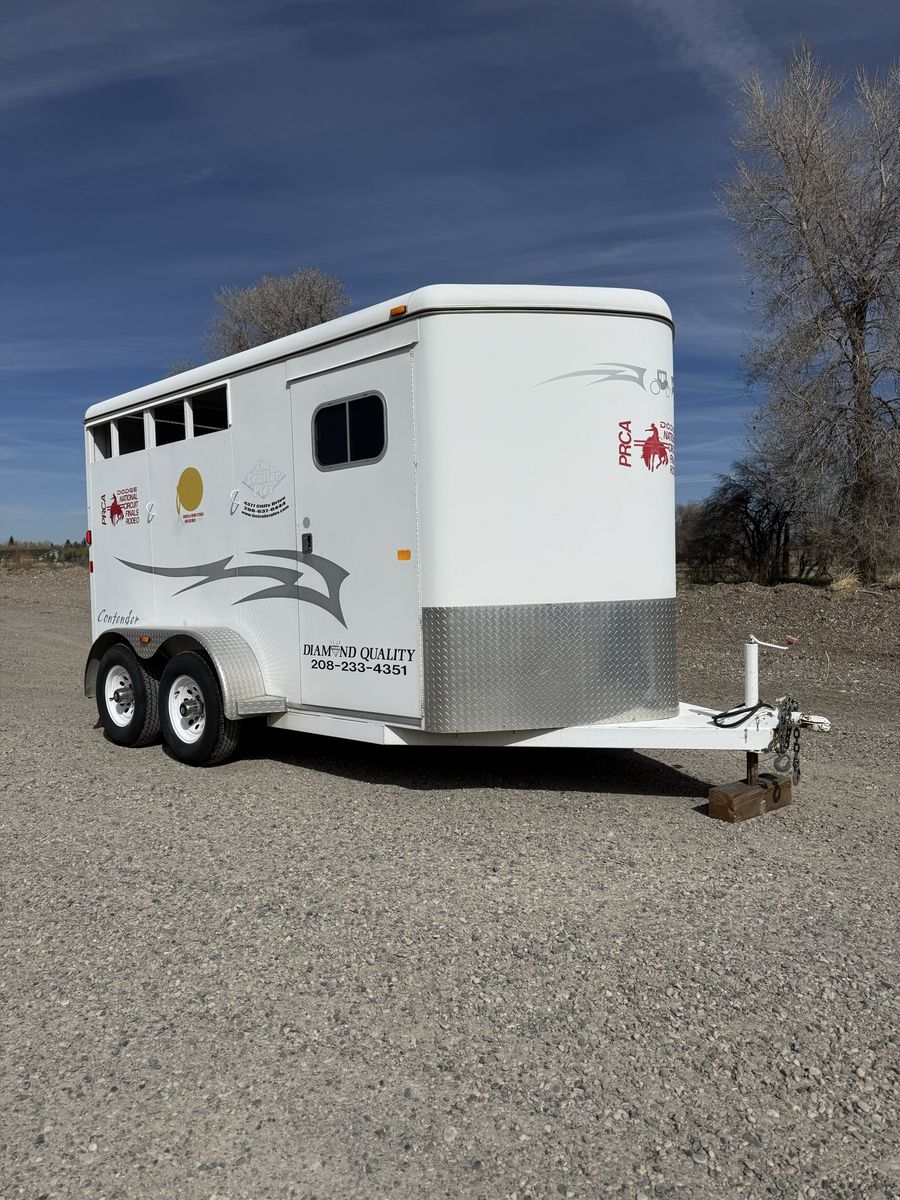2005 Logan Coach Contender Horse Trailer W/ Tack