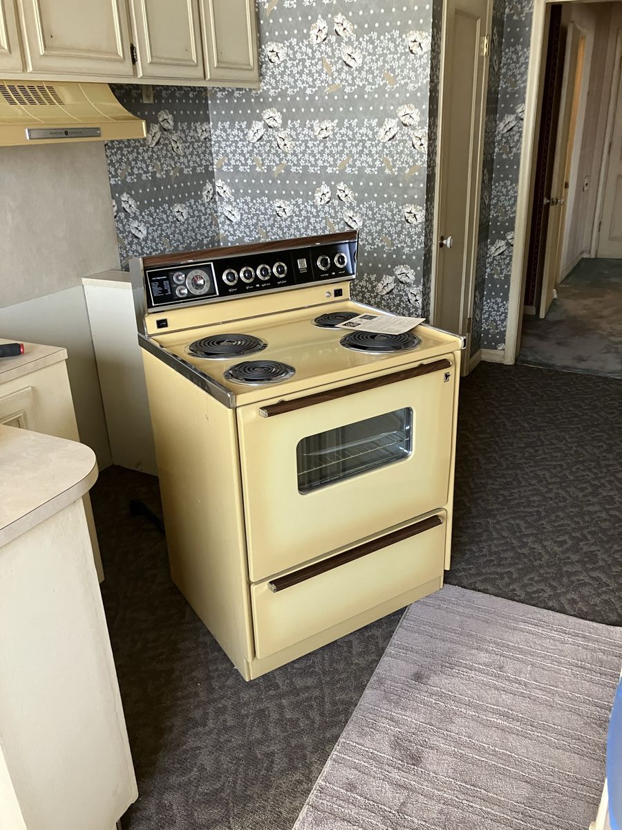Vintage GE Electric Range & Matching Vent Hood (Harvest Gold)