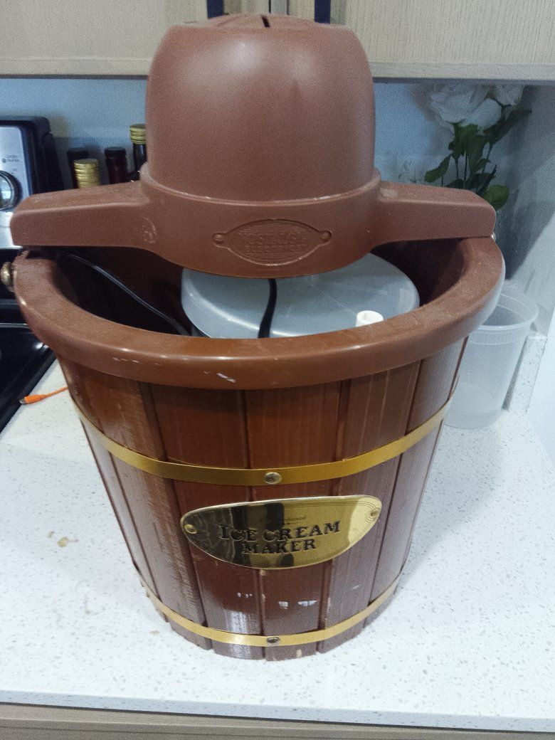 Nostalgia 4-Quart Electric Ice Cream Maker with Easy Carry Handle, Wood Bucket Design