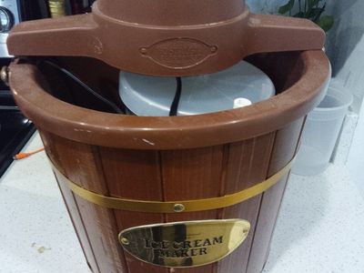 Nostalgia 4-Quart Electric Ice Cream Maker with Easy Carry Handle, Wood Bucket Design