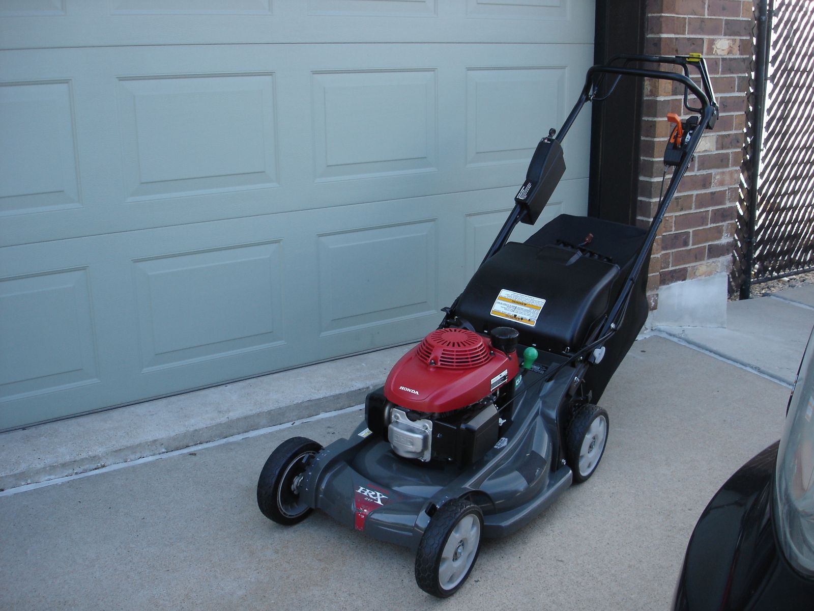 Honda HRX Lawn Mower – Electric Start (needs a new battery) Self-Propelled -Clutched Drive