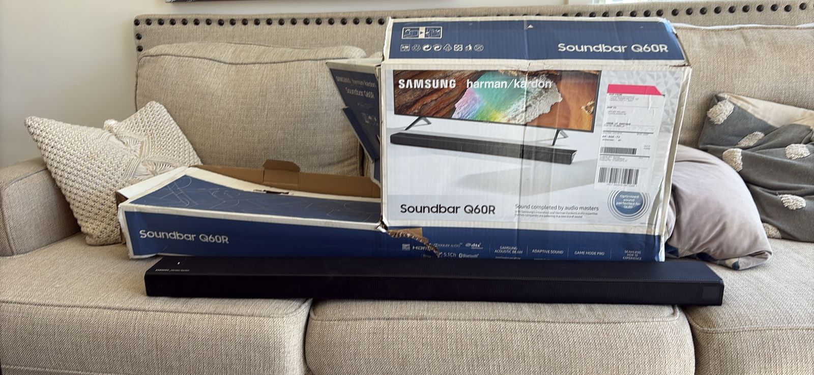 Samsung soundbar q60r new in box.