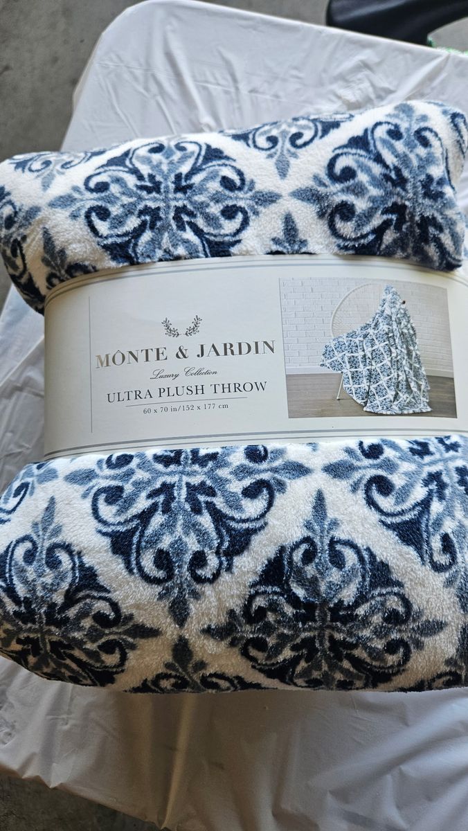 THROW BLANKET