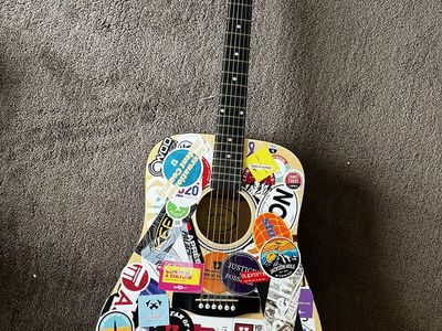 Squier by Fender SA-150 Acoustic Guitar – Great Condition