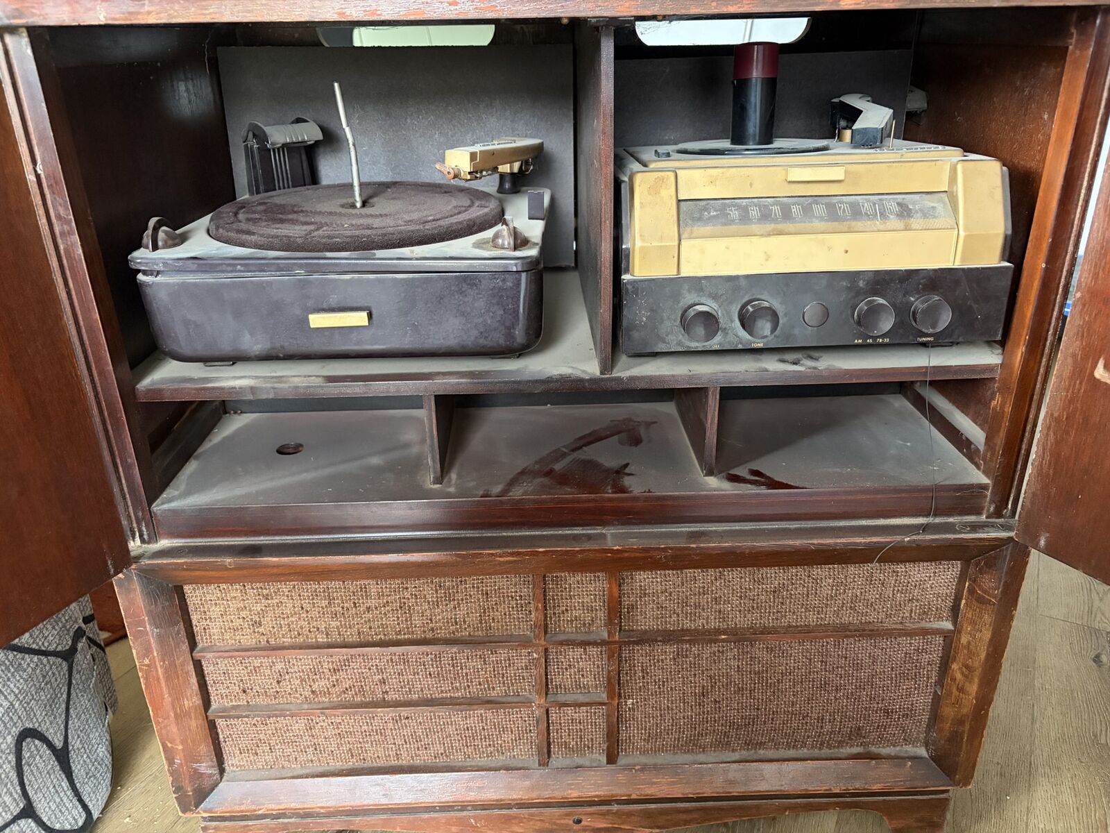 Antique  RCA Victor Model A-82 radio-phonograph combo