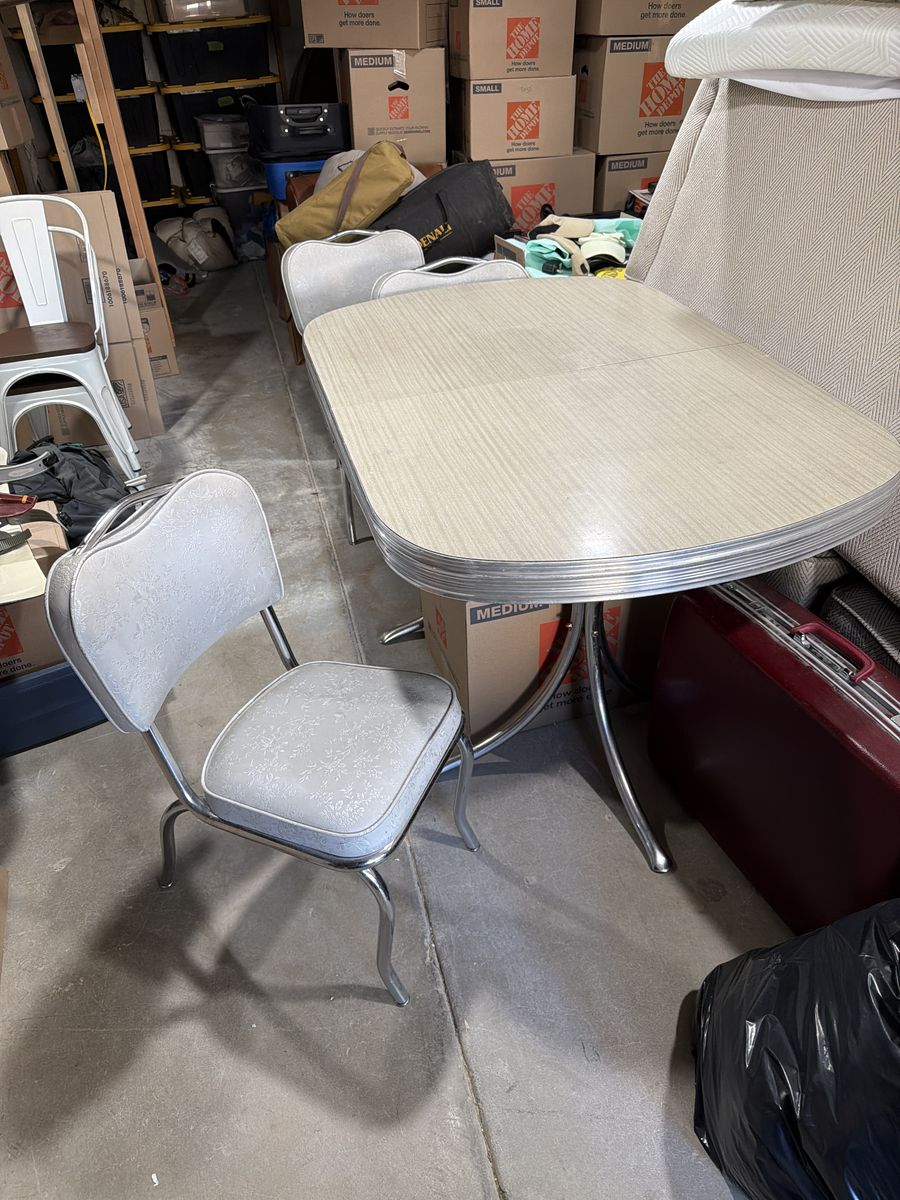 Vintage table and chairs excellent condition